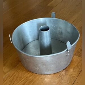 Comet Angel Food Cake Pan Aluminum 2-Piece 10"x4 1/4" Bundt Cake